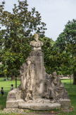 Jardin Public <br> Monument élevé à la mémoire du romancier Fernand Lafargue (1856-1903) par Jules Rispal, 1906. Le jeune sculpteur bordelais a placé de chaque côté du buste de l’écrivain un des personnages de ses romans : le garde-chasse landais et la vendangeuse médocaine.