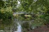 Jardin Public <br> Un des trois ponts contemporains en fer forgé, qui enjambe la rivière serpentine.
