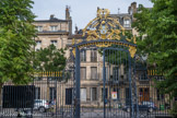 Jardin Public <br> Grille en fer forgé d’origine, classée Monument Historique, conservée entre la rue Ducau et la place Longchamp ainsi que sur la place du Champ-de-Mars. En 1970; sont reprises les grilles du cours de Verdun (7 500 feuilles d'or furent nécessaires aux artisans Bernard, Blot et Lorette).