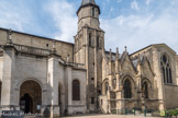 Eglise Saint-Seurin. <br>Les chanoines font construire au XIIIe siècle, au niveau de la troisième travée de la nef, une entrée monumentale ouverte sur la nécropole.