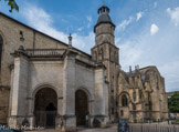 Eglise Saint-Seurin. <br>Côté sud, l'entrée établie au 13e siècle vers le cimetière est abritée par un porche  à cinq pans coupés, voûté, du 16e siècle. Une tour, de plan carré à sa base et octogonal à son sommet, s'élève à côté.