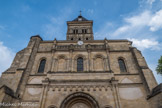 Eglise Saint-Seurin. <br> A la fin des années 1820, la fabrique de Saint-Seurin fait restaurer la façade occidentale. L’architecte Pierre-Alexandre Poitevin construit une façade de style néo-roman pourvue d’un nouveau portail-porche dissimulant le porche roman.  De plan carré, le clocher est à trois niveaux de baies. Les deux statues de saint Jean et saint Pierre installées sur la balustrade de l’étage supérieure sont l’œuvre de Dominique Félix Maggesi.