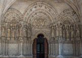 Eglise Saint-Seurin. <br> Ce vaste portail gothique constitué d’une grande baie et 
de deux arcatures aveugles, ont les voussures ont été sculptées de motifs floraux et de figures d’anges, est rythmé par quatorze statues sculptées sur les pieds-droits figurant les apôtres, la Synagogue et l’Eglise.