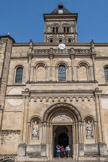 Eglise Saint-Seurin. <br> Les parties les plus anciennes de l'église - le chevet, le carré du transept, une partie de la nef, la tour du clocher - datent du 12e siècle.
Le reste de l’édifice est du 13 et 14e siècle, avec des aménagements jusqu'au 19e siècle Le cloître aujourd'hui détruit, reste mal documenté.<br>