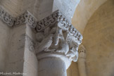 Eglise Saint-Seurin. <br> Chapiteaux des piliers du porche roman, situé derrière la façade, voûté en berceau et qui précède la nef.