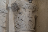 Eglise Saint-Seurin. <br> Chapiteaux des piliers du porche roman, situé derrière la façade, voûté en berceau et qui précède la nef.