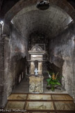 Eglise Saint-Seurin. La crypte.<br> Cénotaphe du XVIIe de Saint Fort. Ce saint martyrisé au VIe siècle était adulé par les Bordelais. Il avait sa fête, mentionnée pour la première fois au milieu du XIVe siècle, le 16 mai, où toute la ville était en liesse. On venait « jurer sur le fort » et prêter serment sur ses reliques. Coutume que tous les maires de Bordeaux accomplissaient le jour de leur élection, notamment un certain Montaigne, maire de la ville en 1580.
Mais ce saint, fort sympathique pour les anciens habitants de la cité, est lui aussi sujet à polémique. Jacques Sargos n’hésite pas à évoquer « une évidente supercherie, destinée à capter le flux des pèlerins ». Considéré comme thaumaturge, les femmes venaient poser les nouveau-nés ou leurs enfants malades pour les rendre… forts !