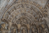 Eglise Saint-Seurin. <br> Le tympan de gauche est dédié aux saintes femmes priant sur le tombeau tandis que le linteau représente la Résurrection des corps.