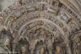 Eglise Saint-Seurin. <br> Le tympan de droite reconstitue une scène miraculeuse, un saint guérissant un malade. A droite saint Amand rêvant de l’arrivée de saint Seurin.