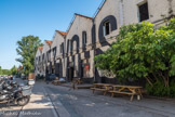 Ancienne caserne Niel <br>Darwin est aujourd’hui un lieu de travail avec une trentaine d’entreprises consacrées aux métiers de l’économie verte et de l’innovation d’usage se sont installés dans les étages de la caserne, ainsi qu’un espace de coworking dédié aux petites entreprises. Mais c’est aussi un endroit ouvert à tous ceux qui aiment prendre le temps de vivre. On peut y venir festoyer lors des Heures Heureuses, faire réparer sa bicyclette ou rénover sa mobylette, siroter un verre de Darwin Beer à l’ombre de l’emblématique vortex, manger un brunch ou faire ses courses à l’épicerie Bio.