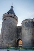 Libourne. <br> La Porte du Grand Port. La paroi extérieure est formée de trois pans coupés. Le premier étage, percé de meurtrières droites sans pattes, donne accès aux courtines par l'intermédiaire de petites portes en plein cintre.