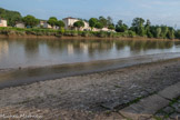 Libourne. <br> Emplacement du port gallo-romain. Le premier nom de Libourne fut Kendate, petite bourgade bâtie par les Gaulois, ce qui signifie confluent  en langue celte (celui des rivières de la Dordogne et de l'Isle). Les Romains, après leur conquête, la baptisent Condatis;  après un grand travail d'aménagement, ils la transforment en oppidum, c'est à dire  en place forte, car située sur une importante voie de communication romaine qui allait de Bordeaux à Périgueux. Fozera, situé sur le territoire de la Libourne actuelle, vivait d'un commerce très varié grâce à son petit port, durant tout le Moyen Age et les siècles qui suivirent. Charlemagne établit un camp fortifié à Fronsac. Il offrit une Sainte Épine  à la ville. À la demande d’Aliénor d’Aquitaine, on construit à Libourne une chapelle hors les murs au XIIIe siècle pour y exposer cette épine de la couronne du Christ : on l'appela Notre-Dame-de-l’Epinette.