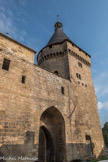 Libourne. <br> La Porte du Grand Port. Les fenêtres tournées vers la ville sont géminées et recouvertes d'un linteau droit. Pendant deux siècles la Tour Richard resta dans son aspect primitif, découverte et créneaux apparents. Au XVIIe siècle, elle fut coiffée d'une toiture semblable à celle que nous lui connaissons.