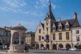 Libourne. <br> Les Jurats de Libourne décidèrent la construction de l’Hôtel de Ville au XVe siècle, bien longtemps après la création de la bastide portuaire, en 1270. On estime que les travaux eurent lieu entre 1420 et 1430, puisqu’en 1427, un tremblement de terre ébranla les murs de l’édifice “déjà élevés en partie, pour recevoir la charpente. C'est en son sein qu'avaient lieu les élections du maire et des jurats, dans la magnifique salle du Conseil, chaque 22 juillet, jour de la Sainte-Marie-Madeleine.
C'est aussi ici que les membres des différentes corporations venaient prêter serment en imposant leur main droite sur le Livre Velu (le Livre des Lois de Libourne).
A cette époque les bastides étaient des communes dotées d'une charte de constitution et l'Hôtel de Ville, cœur du pouvoir décisionnaire, devait en imposer. Dès le Moyen Âge, celui de Libourne se para d'une architecture gothique, entièrement remaniée au début du XXème siècle dans un style néo-gothique inspiré de Viollet le Duc.