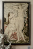 Libourne. <br> Tsuguharu FOUJITA (Tokyo. 1886 - Zurich. 1969 L’Amitié 1924. huile sur toitle. 146 x 89.5 cm.
Fils d'un général et médecin de l'armée impériale du Japon. Foujita étudie à l'école des arts de Tokyo jusqu'à l'obtention de son diplôme en 1910. En 1913, il part pour la France où il continue d'étudier l'art au contact de l'École de Paris. Il rencontre Amedeo Modigliani, Pascin. Chaïm Soutine, et Fernand Léger presque la même nuit et se lie rapidement d'amitié avec Juan Gris, Pablo Picasso et Henri Matisse.
Durant cette période s'établit un dialogue entre le jeune peintre japonais et des œuvres qui expriment une relation au corps humain radicalement opposée à sa culture d'origine, la nudité totale n'étant pas représentée dans la peinture japonaise traditionnelle.
En 1921. Foujita voyage en Italie, il découvre l'œuvre peint de Michel-Ange à Rome. La puissance des figures le marque durablement. Dès 1923, il commence à accentuer le modelé de ses corps. L'usage exclusif de teintes grisées sur un blanc opalescent rappelle les œuvres en grisaille qui utilisent les nuances d'une même couleur, afin d'imiter la statuaire. Notre toile appartient à cette série avec laquelle Foujita triomphe dans le monde entier.
En utilisant ces procédés. Foujita entend (tonner encore plus de puissance à ses compositions. Cette peinture raffinée traduit alors toute la complexité d’un artiste, fier de sa culture japonaise, amoureux de la France et de Fart européen.