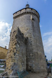Libourne. <br> La Porte du Grand Port. La destruction récente des maisons qui l'enserraient, le dégagement de sa base et la restauration d'un fragment de mur orné de mâchicoulis mis en valeur par un pavage en harmonie, ont rendu tout son éclat à ce précieux vestige de la bastide libournaise.