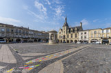 Libourne. <br> La place Abel Surchamp de Libourne est l’ancienne place royale, située au centre de la ville de Libourne. Elle est clôturée par des bâtiments à arcades qui lui confèrent son unité et son charme.
Ancienne place de la bastide de Roger de Leyburn, la place Abel Surchamp est un important lieu de vie depuis les origines de Libourne. Les maisons les plus anciennes datent du XVI avec des arcades en bossages, plusieurs datent du XVIII siècle. A signaler également, un bel ensemble de maisons néo-classiques. Malgré les différentes époques de construction , l’ensemble présente une homogénéité de volume et de traitement des façades (riches en décor).