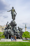 <center>Place de la Nation.</center>A droite la justice.