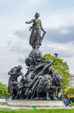 <center>Place de la Nation.</center>A gauche, le travail.