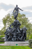 <center>Place de la Nation.</center>Derrière, l'abondance.