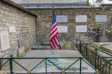 <center>Cimetière de Picpus.</center> Tombe du marquis de La Fayette.