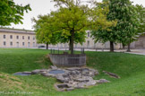 <center>Château de Vincennes</center> Au centre de la cour du manoir, une fontaine de pierre monumentale a été bâtie sous le règne de Charles V, probablement à la faveur de la campagne de reconstruction du manoir attestée en 1365-1367, et remplaçait une construction antérieure de même nature. Les fondations de cette fontaine sont les seuls témoins visibles du manoir du XIIe-XIVe siècles.