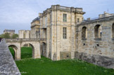 <center>Château de Vincennes</center> Entrés sud, tour du bois. Toutes les tours, sauf celle du Village, ont été écrêtées : celle du Bois lors de sa transformation en arc de triomphe à l'époque de Louis XIV, les sept autres entre 1805 et 1820.