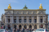 <center><center>Opéra Garnier. </center></center>Les médaillons représentent les compositeurs Johann Sebastian Bach, Domenico Cimarosa, Joseph Haydn et Giovanni Battista Pergolesi. Au 1er étage, la loggia à colonnes monolithes en pierre de Ravières (Yonne), d'ordre corinthien, est toujours illuminée. Entre les colonnes, des bustes en bronze doré réalisés par Louis-Félix Chabaud qui représentent les compositeurs Daniel-François-Esprit Auber, Ludwig van Beethoven, Giacomo Meyerbeer, Wolfgang Amadeus Mozart, Gaspare Spontini, Philippe Quinault, Gioachino Rossini et Jacques Fromental Halévy. Au-dessus de la loggia, un attique bordé de masques antiques en bronze doré.