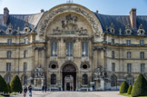 <center></center><center>Les Invalides. </center> L’entrée monumentale ou « porte Royale » s’apparente à un arc de triomphe couronné d’un grand fronton circulaire sur lequel est sculpté un Louis XIV équestre entre la Prudence et la Justice par Coustou. Sur le socle, une inscription rappelle le rôle du roi dans la fondation des invalides : Louis le Grand, par munificence royale pour ses soldats et prévoyant pour la suite des temps, a fondé cet édifice en l'an 1675. Sur l'arc, des trophées militaires. A gauche, Arès/mars, à droite, Athéna/Minerve par Coustou. L'agrafe au-dessus de la porte représente Hercule, entouré de la dépouille du lion de Némée. Le tympan est sculpté de l'emblème des rois de France : un écusson à trois fleurs de lys.