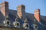 <center></center><center>Les Invalides. </center> Les lucarnes du toit sont traitées en casques de soldats, rappelant ainsi la fonction du bâtiment.