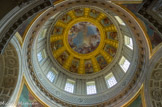 <center></center><center>Les Invalides. </center> Le tambour de la coupole est percé de grandes fenêtres au niveau inférieur et de petites fenêtres au niveau supérieur. Ces dernières éclairent la fresque de la coupole. La coupole inférieure (percée en son centre) est découpée en douze quartiers, chacun dédié à un apôtre peint par Jouvenet. Ils forment une sorte de piédestal visuel à l'imposante composition de Charles de La Fosse qui orne la coupole sommitale : 