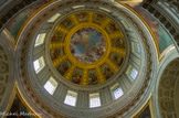 <center></center><center>Les Invalides. </center> Sur la photo, en haut, saint Louis présente ses armes au Christ en présence de la Vierge et des anges Saint Louis porte les symboles de la royauté : couronne, blason fleurdelysé et manteau royal. À la droite du Christ, sont déposées les reliques de la Passion : la colonne du Christ aux outrages, la croix, les clous, l’éponge imbibée de vinaigre, la lance et la couronne d’épines. En bas, Dieu et la Vierge sont en-tourés d’anges musiciens.