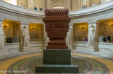 <center></center><center>Les Invalides. </center> Dans la galerie circulaire, une suite de dix bas-reliefs sculptés par Simart figurent les principales actions civiles du règne.