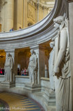 <center></center><center>Les Invalides. </center> Les victoires en marbre blanc sculptées par Pradier.