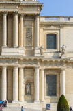 <center></center><center>Les Invalides. </center> A droite, statue de Charlemagne par A. Coysevox. Au dessus, les deux autres vertus cardinales : la tempérance (tranvase un liquide d'un vase dans un autre)  et la prudence (serpent et miroir).