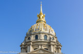 <center></center>Le dôme est recouvert de trophées dorés. Il est surmonté d’un lanternon et d’une flèche recouverte de feuille d’or. Il culmine à plus de 100m. De forme ovoïde, la coupole est entourée de pots à feu.