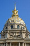 <center></center><center>Les Invalides. </center> La double coupole en pierre de taille édifiée par Hardouin-Mansart est une véritable prouesse technique. Un premier rang de fenêtres éclaire l’intérieur du tambour et la première coupole qui est ouverte à son sommet, tandis qu’un deuxième rang de fenêtres – invisibles à l’intérieur –, pratiqué dans l’attique du dôme, éclaire la deuxième coupole, fermée à son sommet.
