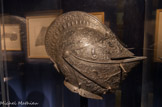 <center></center><center>Les Invalides. </center> L'armet (de l’italien elmetto et de l’ancien français helmet, petit heaume), est une armure de tête, un casque fermé qui apparaît au XIVe siècle.