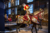 <center></center><center>Les Invalides. </center> Un ensemble équestre pour le roi Érik XIV4 de Suède, dit «armure d'Hercule»
Eliseus Ubaerts. 
Vers 1563-1564
Ensemble commandé par le roi Erik XIV à Eliseus Libaerts mais jamais livré, le bateau transportant l’orfèvre et son œuvre ayant été détourné par les Danois vers Copenhague. Acquis par l’électeur Christian II de Saxe en 1606, il est conservé à Dresde. Son décor se compose de 22 médaillons historiés sur un fond de rinceaux gravés à l’eau-forte et dorés. Ceux de la barde relatent les travaux d’Hercule, ceux de l'armure du cavalier l’histoire de