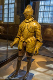 <center></center><center>Les Invalides. </center> Demi-armure dite d'Henri III. ». Atelier Français. Paris (?), vers 1570
Considérée comme un présent offert à l’Empereur Maximilien II par le futur Henri III, au moment de son éphémère royauté polonaise, cette armure illustre l’évolution du décor « aux rinceaux » dans les années 1570. Repoussés en plus fort relief et avec un dessin plus épais, les ornements se déploient librement, indépendamment des articulations ou des différentes pièces constituant le harnois. Les tassettes de cette œuvre ont été