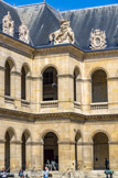 <center></center><center>Les Invalides. </center> Sculptures et lucarnes sculptées en trophées d’armes décorant la cour d'honneur.