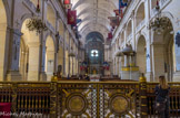 <center></center><center>Les Invalides. </center> En 1676, le jeune architecte Jules Hardouin-Mansart est chargé de construire une église sur le site parisien des Invalides. Dédié au roi Louis IX, canonisé sous le nom de saint Louis, et consacré à la Sainte Trinité, le bâtiment de style classique ouvre ses portes aux pensionnaires dès 1679. Jules Hardouin-Mansart complète cette église des soldats par la chapelle royale ou Dôme, inauguré par Louis XIV en août 1706. Le roi et les soldats peuvent assister aux mêmes messes, mais ils n’entrent pas par les mêmes accès. Le monarque emprunte la riche entrée du Dôme, tandis que les soldats passent par la porte donnant sur la cour d’honneur. Cette dualité de l’église s’est renforcée avec l’édification du tombeau de Napoléon dans le Dôme à partir de 1842, avant de devenir définitive à la suite de la pose, en 1873, d’une verrière entre les deux parties de l’édifice.