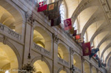 <center></center><center>Les Invalides. </center> Sous la voûte de l’église des soldats figurent des bannières aux effigies diverses. Ce sont des trophées de guerre, des drapeaux ayant appartenu aux ennemis de la France à travers l’histoire.