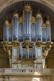 <center></center><center>Les Invalides. </center> L'orgue de tribune est l'œuvre du facteur du roi, Alexandre Thierry. Il a été construit entre 1679 et 1687, et restauré plusieurs fois depuis. Le buffet date de 1683. Le dessin est de Jules Hardouin-Mansart, la réalisation est due à Germain Pillon. À noter que la première représentation du Requiem de Berlioz a été donnée à l'église Saint-Louis-des-Invalides en 1837. Deux atlantes squpportent le buffet de l'orgue. Dans des médaillons, des chérubins.
