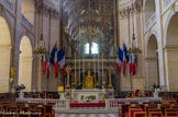 <center></center><center>Les Invalides. </center> Longtemps siège du vicariat général aux armées, l’église Saint-Louis des Invalides devient officiellement  cathédrale  du diocèse aux armées françaises en 1986. De ce fait, malgré la séparation des églises et de l’État, la cathédrale arbore l’emblème national entre ses murs. Derrière l'autel, la grande verrière qui sépare les deux églises. On peut donc voir l'arrière de la croix de l'église royale.