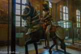 <center></center><center>Les Invalides. </center> Armure de François 1er et barde complémentaire. Travail de Jôrg Seusenhofer (armurier) et Degen Pirger (graveur).
Innsbruck, 1539-1540.
Commandée en 1539 par le frère de Charles Quint, futur empereur Ferdinand Ier, à l'armurier Jôrg Seusenhofer d'Innsbruck et à ses compagnons, cette armure devait être offerte en présent diplomatique au roi François Ier dont elle rappelle la haute stature. L'ensemble correspond à un «Doppelküriss» constitué de «pièces de complément» permettant le montage de plusieurs harnois : le «Feldküriss» (harnois de guerre), le «Stechküriss» (harnois de joute), le «Freiturnier» (harnois de tournoi) et le «Plankengestech» (harnois de joute à la barrière) dont plusieurs éléments sont conservés au Leibrüstkammer de Vienne. Considérée comme une œuvre maîtresse de l'atelier d'Innsbruck, l'armure de François Ier se distingue par sa remarquable qualité formelle et par son décor qui repose sur l'utilisation de motifs emblématiques (fleurs de lys) ou ornementaux (rinceaux, grotesques...) gravés, parfois repoussés et dorés. La barde de cheval complémentaire rassemble des éléments de commandes impériales distinctes, en 1547 et 1582.