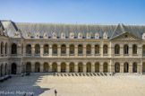 <center></center><center>Les Invalides. </center> Les travaux durent une trentaine d'années, retardés et limités par les contraintes financières causées par les guerres continuelles du royaume. Hardouin-Mansart renonce ainsi, au sud, à compléter l'accès à l'église royale par une grande place en partie cernée par une colonnade en hémicycle.
