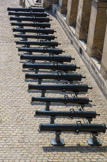 <center></center><center>Les Invalides. </center> Canons français XVIIe-XIXe siècles en bronze. Canons des systèmes Gribeauval et Valée, à partir de 1764.  Ils sont moins ornementés que les canons classiques.