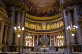 <center><center>Eglise de la Madeleine. </center></center>L'idée de transformer le retable en terrasse de sculpture vient d'Italie. Le tombeau droit est appuyé à un massif formant un gradin plus long que lui, terminé par deux socles portant deux anges agenouillés. Sur un fond doré, l'antependium est sculpté d'un bas-relief  vingt-deux personnages racontant le repas chez Simon le Pharisien et la conversion de Marie-Madeleine : la scène est celle d'un repas à l'antique, avec le Christ à demi-couché, face à Simon, pendant que Marie-Madeleine répand un parfum coûteux sur sa tête ; Judas se lève pour marquer sa réprobation et des serviteurs s'affairent autour d'eux et des quelques Apôtres qui assistent à la scène. Au tabernacle, c'est un véritable portique à fronton qui encadre la porte où le Christ ressuscité apparaît à Marie-Madeleine. De chaque côté de l'autel, une immense statue d'ange, un genou en terre, incitant au recueillement avec les mains jointes ou croisées sur la poitrine. Adossés aux piliers du chœur, les reliquaires de saint Vincent de Paul et de sainte Marie-Madeleine sont dus à François-Désiré Froment-Meurice (1802-1855), l'un des plus célèbres orfèvres du XIXe siècle. En bronze doré et argenté, émail et pierres vertes et rouges, les reliquaires sont précieux par leur iconographie : les figures de l'Espérance, la Religion, la Foi et la Charité en cantonnent les angles, alors que le couvercle sert de terrasse à une Madeleine repentante d'après Préault et à un saint Vincent entouré de petits enfants d'après Schoenewerk.