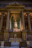 <center><center>Eglise de la Madeleine. </center></center>Sainte Clotilde d'Antoine-Louis Barye (1795-1875) a été commandée en 1835 et achevée sept ans plus tard. Avec son diadème royal et son air pensif, la sainte exprime très subtilement son attente de la conversion des Francs et l'antériorité de sa foi.